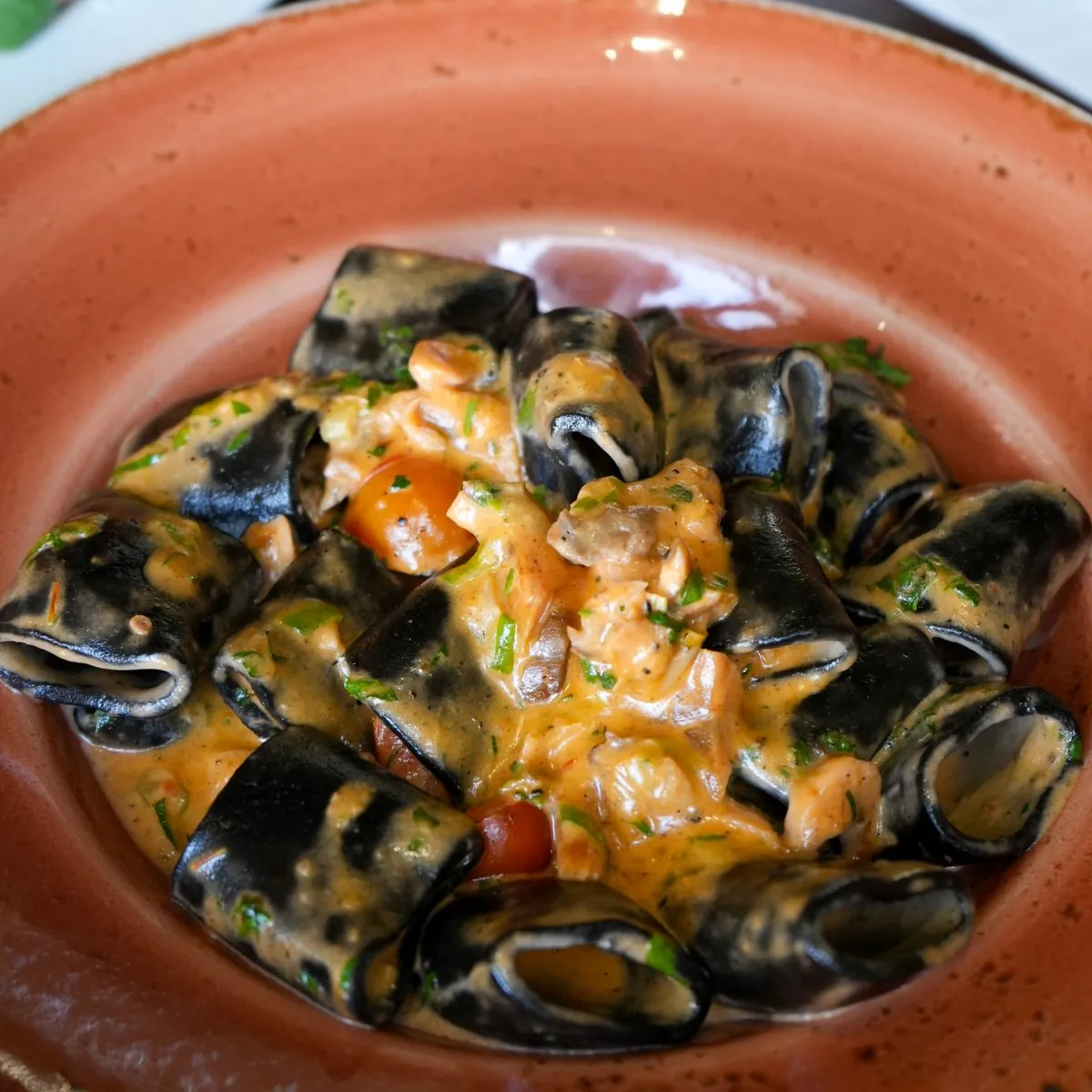 Pepata di cozze — fresh mussels in a terracotta bowl